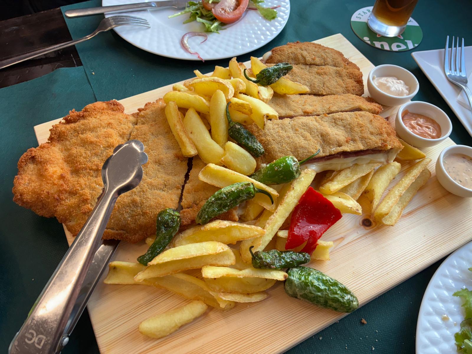 Cachopo casero gigante con patatas