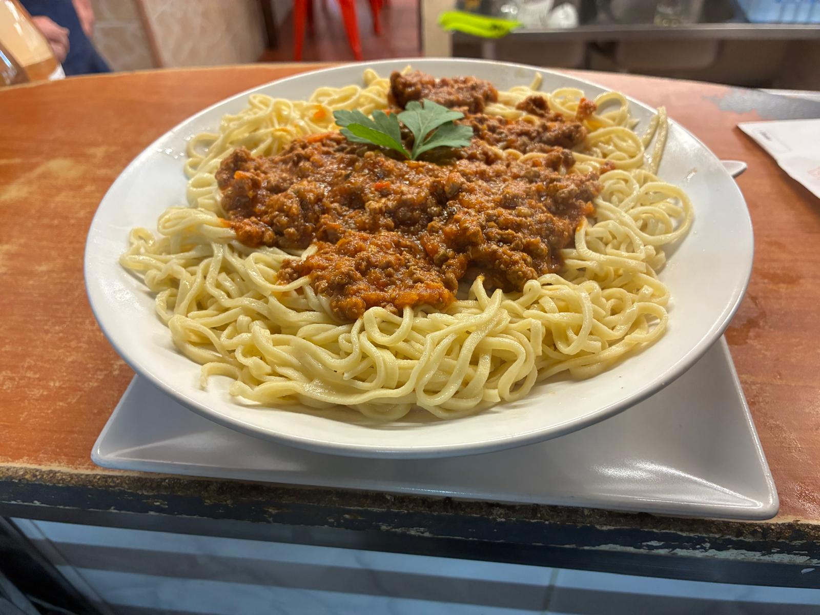 Plato de pasta fresca con salsa casera